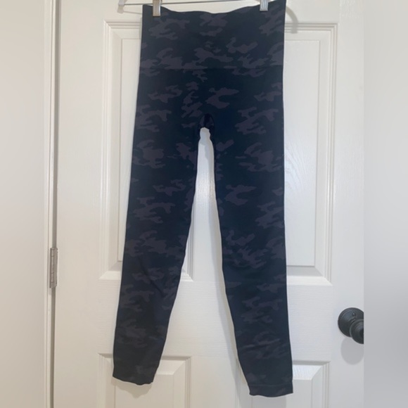 Spanx Look At Me Now Seamless Leggings - Picture 5 of 7